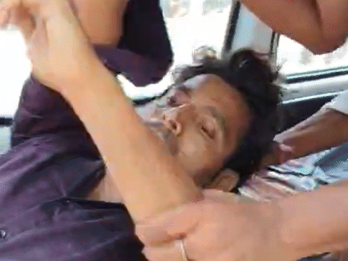 पुलिस की गोली लगने के बाद आरोपी को अस्पताल में भर्ती कराया गया है।
