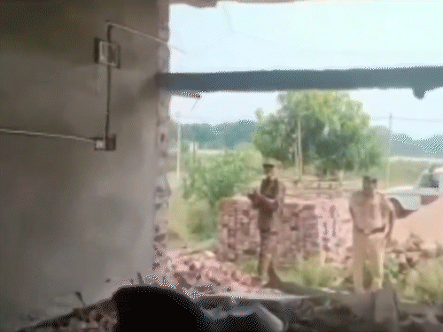 पुलिस वालों ने उस पर बंदूक तानी तो थानेदार ने पुलिस वालों को पीछे होने के लिए कहा।