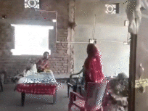 पूरे हंगामा के बीच युवक की मां उसे समझाती रही, लेकिन वो नहीं समझता है।