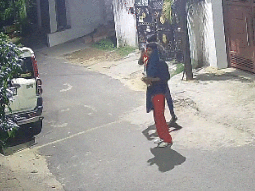 ऑफिस के सामने आने के बात हाथ में पकड़े पेट्रोल भरे बोतल में आग लगाते हैं।