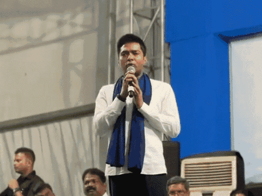 अभिषेक बनर्जी ने कोलकाता की एक चुनावी रैली में आकाश को गुंडा कहा था.