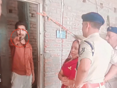जब पुलिस जाने लगी, तब भी भरत ने पुलिसकर्मियों पर पिस्टल तानकर धमकी दी।