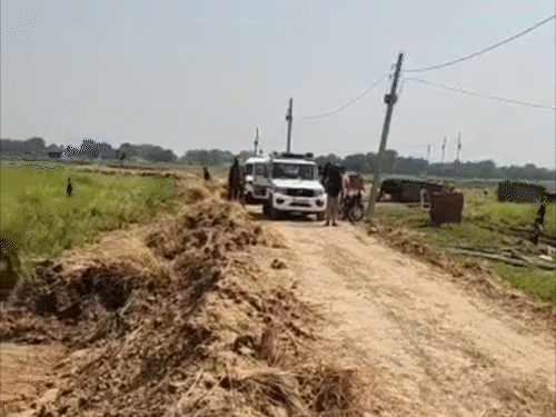बाढ़ प्रभावितों को जहां रखा गया है, वहां पुलिस पर फायरिंग करता भरत भूषण तिवारी।