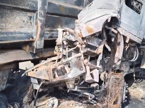 ग्वालियर के बेहट में ट्रक-डंपर की भिडंत के बाद दोनों वाहनों के ड्राइवर जिंदा जल गए। - Dainik Bhaskar