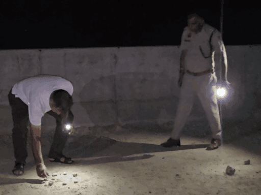 खाली खोल मिलने पर निशान लगाते पुलिसकर्मी।