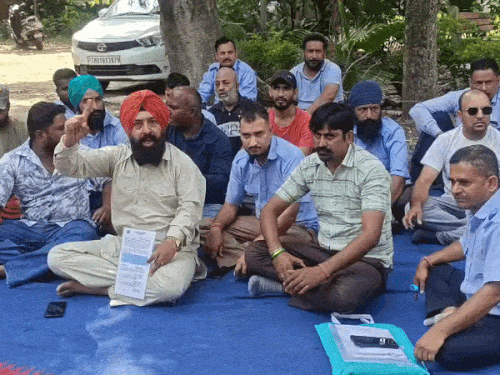 कैब कंपनियों की मनमानी के खिलाफ इसी महीने ड्राइवरों ने प्रदर्शन भी किया। - फाइल फोटो