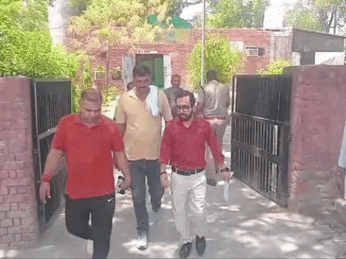 गंभीर हालत में दुकानदार को अस्पताल ले जाया गया, जहां डॉक्टरों ने मृत घोषित कर दिया।