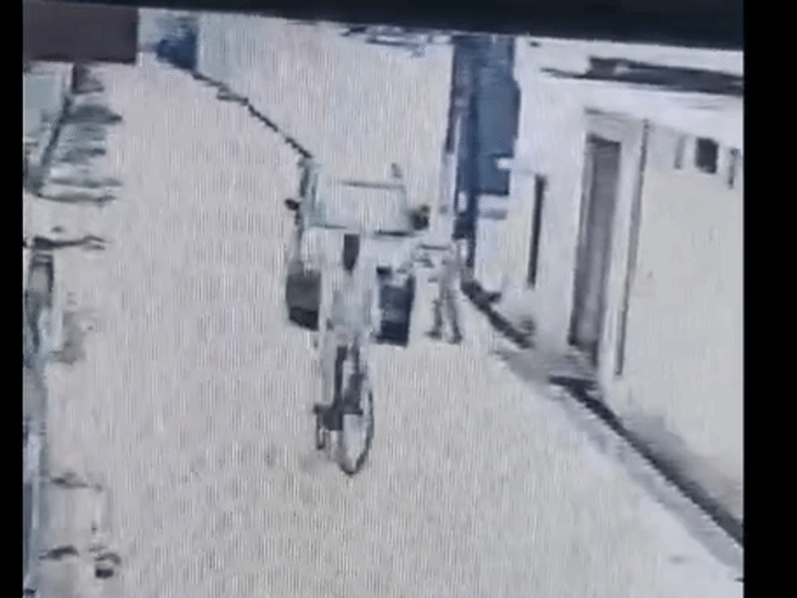यह तस्वीर 16 जून की है। जब बच्चे को अंकित अपनी कार में बैठाकर ले गया था।