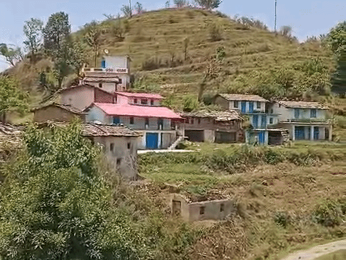 15 से अधिक गांवों के लोगों की आवाजाही के कारण धामी गौड़ा बाजार में पूरे दिन हलचल रहती थी।