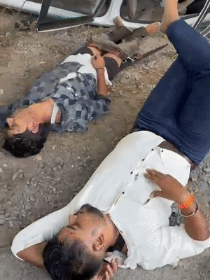 हादसे के बाद घायल सड़क पर पड़े दर्द से कराहते रहे।