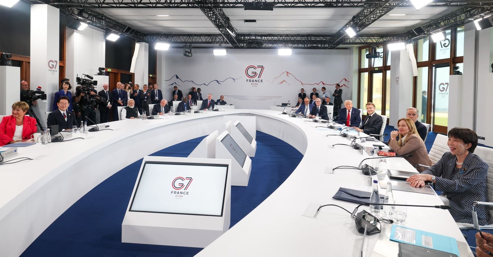 मोदी ने G 7 के वर्किंग सेशन की फोटो शेयर की। इस दौरान मिडिल ईस्ट संकट, यूक्रेन युद्ध समेत अन्य वैश्विक मुद्दों पर चर्चा हुई।