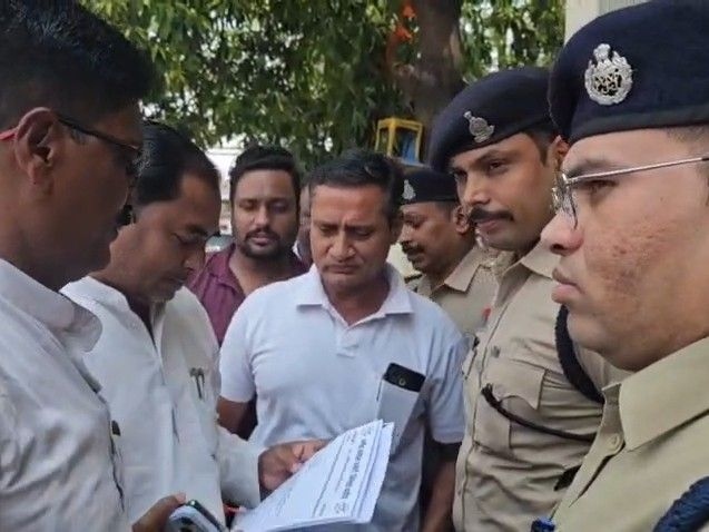 कांग्रेस कार्यकर्ताओं ने भिलाई-3 थाने में मामले की शिकायत की।