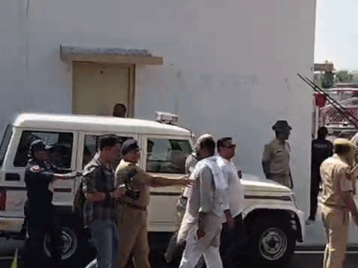 कार्यकर्ता राहुल गांधी के स्वागत के लिए उनकी कार की ओर बढ़े, जिन्हें पुलिस ने दूर कर दिया.