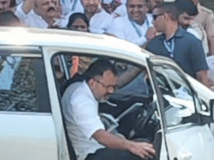 राहुल गांधी के स्वागत के लिए बड़ी संख्या में कार्यकर्ता भी एयरपोर्ट पहुंचे थे.