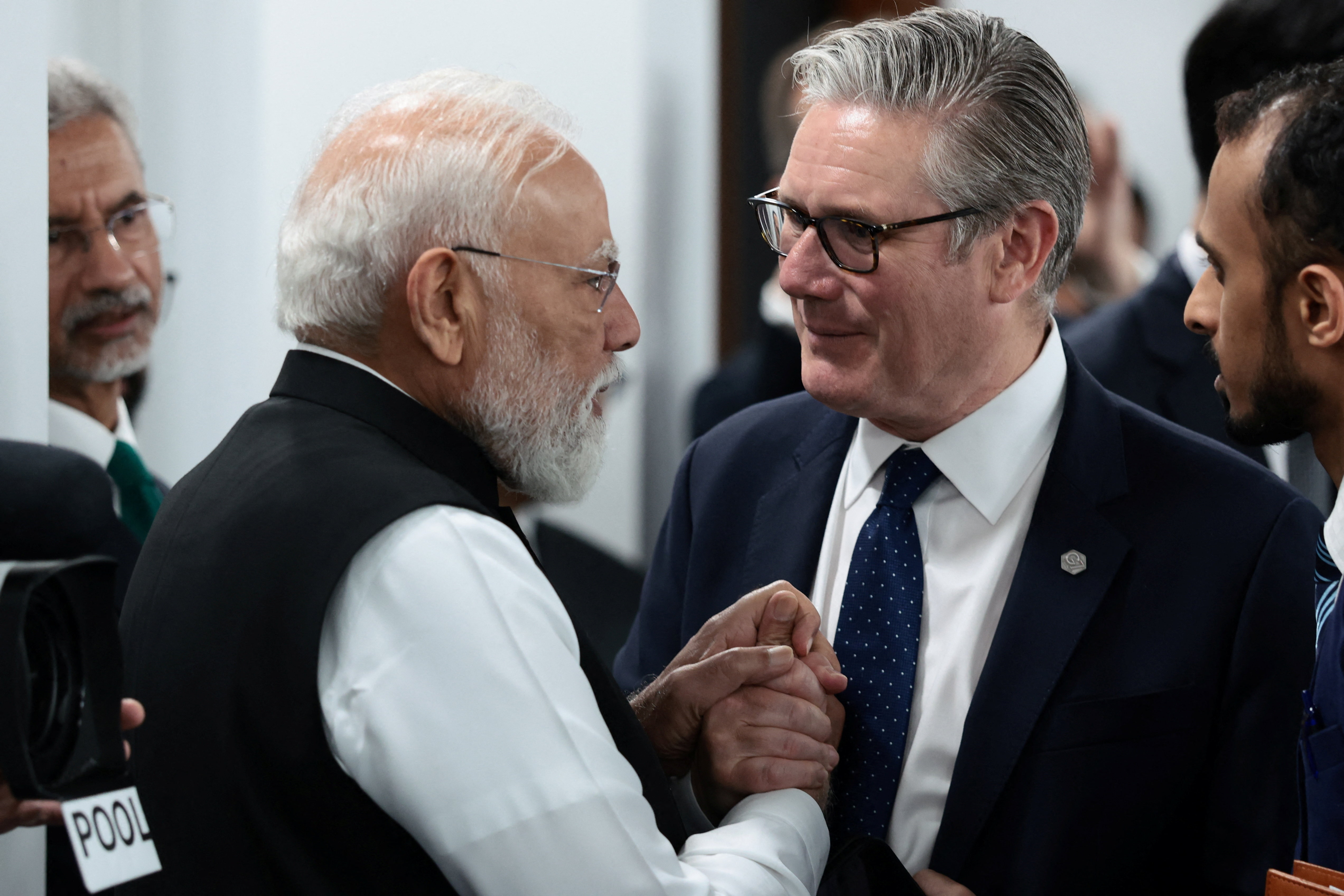 मोदी और ब्रिटेन के पीएम कीर स्टारमर से चर्चा करते हुए।