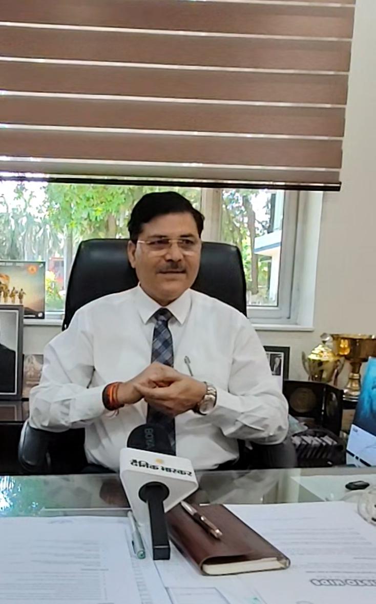 स्कूल के प्रिंसिपल वी.के. मिश्रा ने बताया कि संकेत शुरू से ही मेधावी छात्र थे और लगातार 90 प्रतिशत से अधिक अंक लाते थे