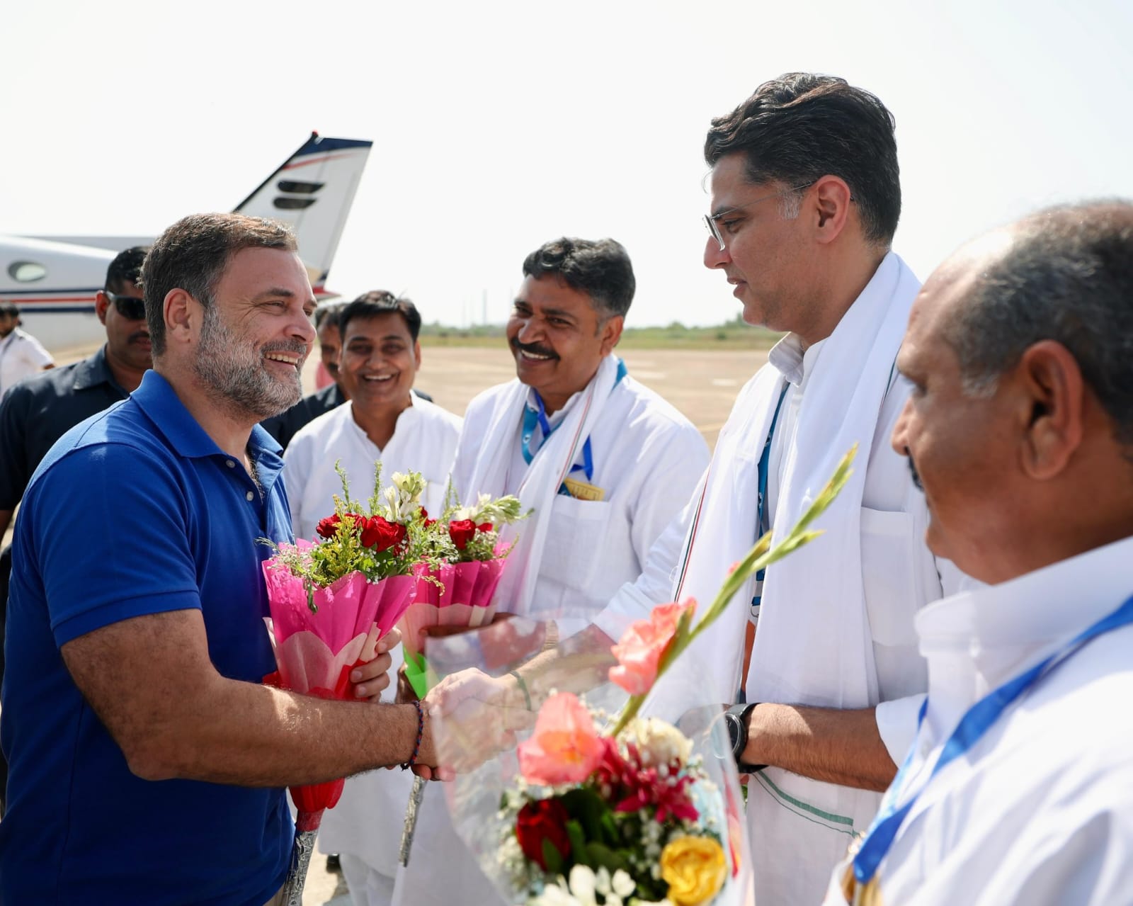 कोटा विमानतळावर राहुल गांधींचे स्वागत करताना गोविंद सिंह डोटासरा, टीकाराम जुली आणि सचिन पायलट.