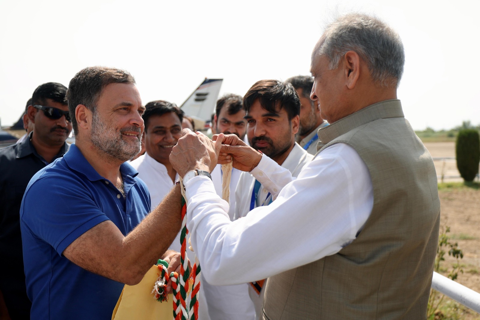 विमानतळावर राहुल गांधींचे स्वागत करताना माजी मुख्यमंत्री अशोक गेहलोत.