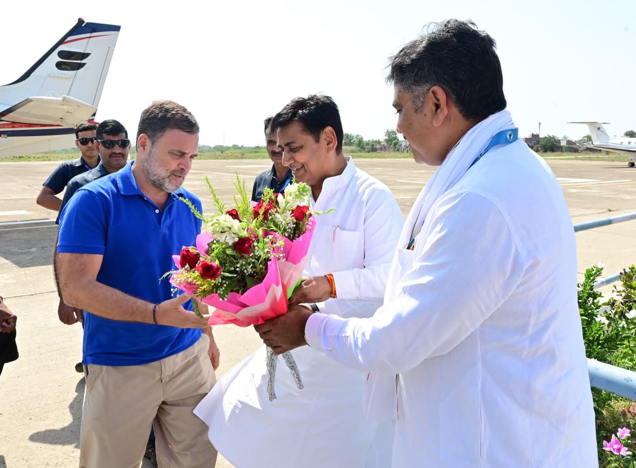 राहुल गांधींचे कोटा विमानतळावर स्वागत करताना काँग्रेस प्रदेशाध्यक्ष गोविंद सिंह डोटासरा आणि विरोधी पक्षनेते टीकाराम जुली.
