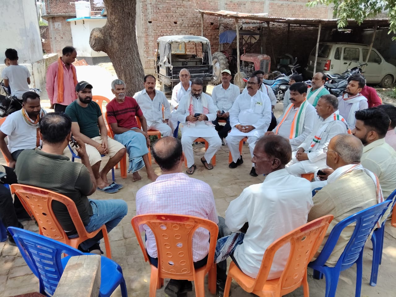 कांग्रेस के पूर्व प्रदेश अध्यक्ष अजय कुमार लल्लू 20 लोगों के प्रतिनिधिमंडल के साथ शिवानंद के घर पहुंचे.