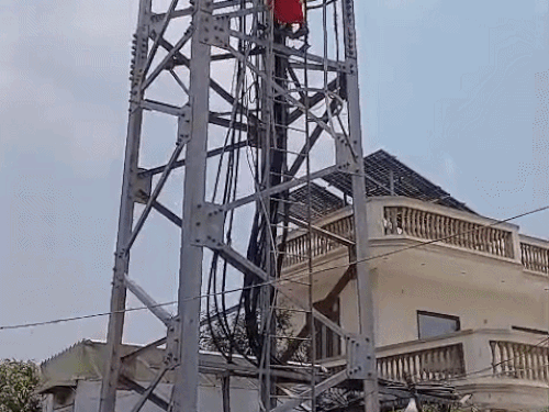 पुलिस द्वारा पति की गिरफ्तारी के आश्वासन के बाद महिला टावर से नीचे उतर आई।
