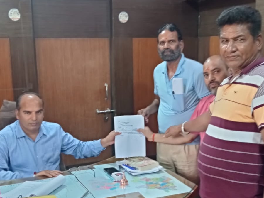 ऑटो यूनियन ने एसडीएम को ज्ञापन सौंपा