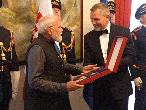 मोदी पेरिस पहुंचे, भारतीयों मूल के लोगों ने स्वागत किया: G7 समिट में ट्रम्प बोले- मोदी के रहते भारत पर हमला हुआ तो अमेरिका साथ खड़ा राष्ट्रपति पीटर पेलेग्रिनी ने पीएम मोदी को स्लोवाकिया के सर्वोच्च नागरिक सम्मान से नवाजा था।