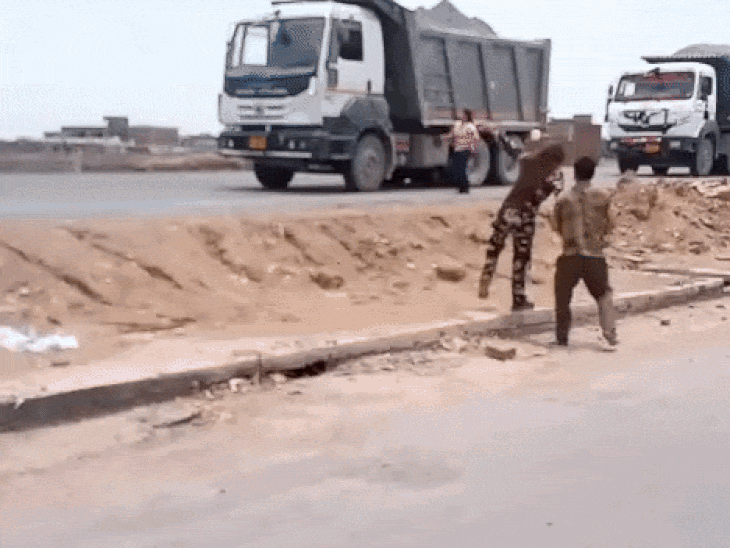 रेंजर और उसके साथ की लड़की डंपर में बैठकर चले गए।
