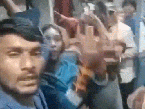 पैसे नहीं देने पर किन्नरों ने यात्रियों के साथ बदसलूकी की ।