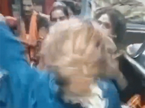 किन्नरों ने ट्रेन में जमकर हंगामा मचाया।