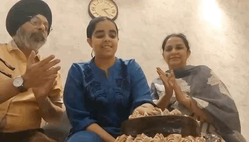 तन्वी कौर माता पिता के साथ केक कट किया