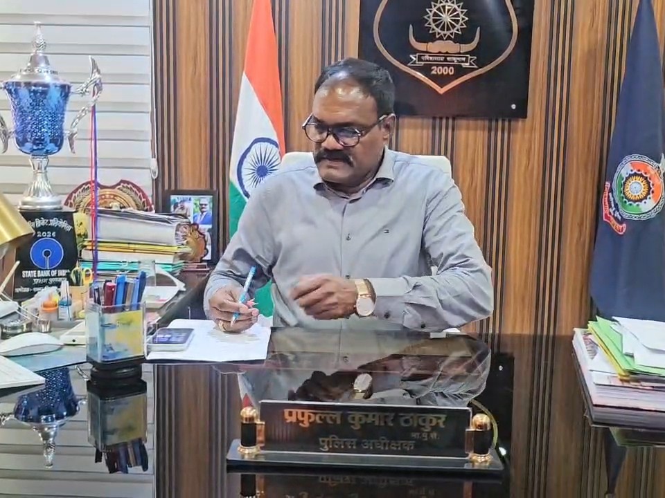 एसपी प्रफुल्ल कुमार ठाकुर ने कॉन्स्टेबल को सस्पेंड कर दिया है।