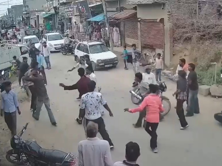 हथियार लेकर हमला करते