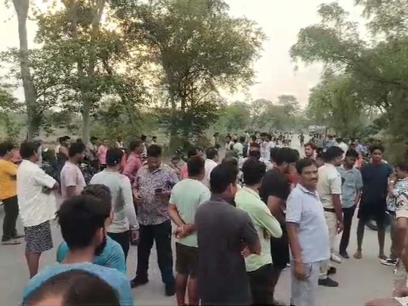 हादसे के बाद नाराज लोगों ने चक्काजाम कर दिया।