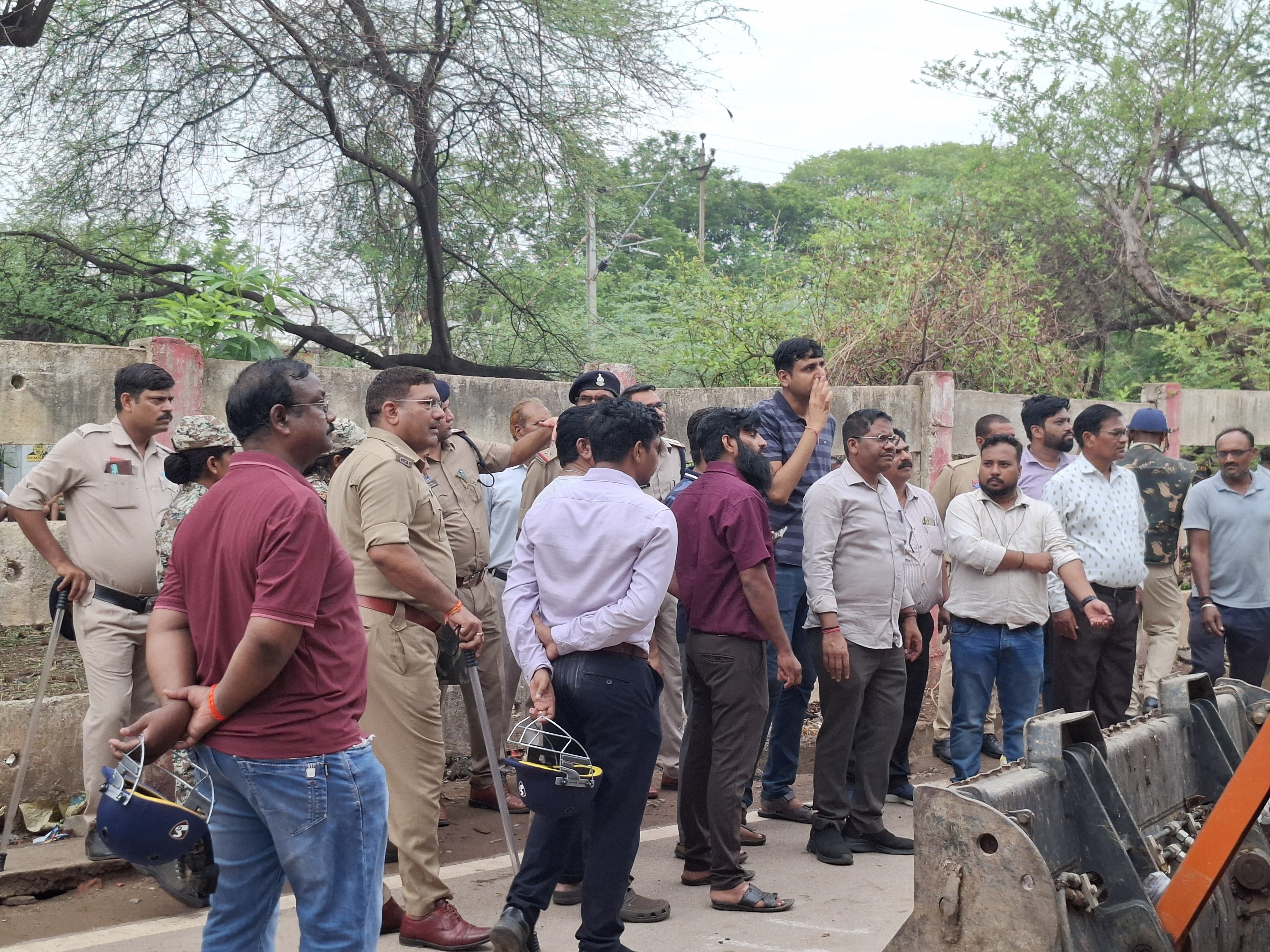 सुबह करीब 5 बजे से ही भारी पुलिस बल मौके पर तैनात था।