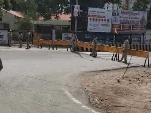 राष्ट्रपति के दौरे को लेकर प्रमुख मार्गों पर बैरिकेडिंग कर सुरक्षा व्यवस्था संभालती पुलिस।
