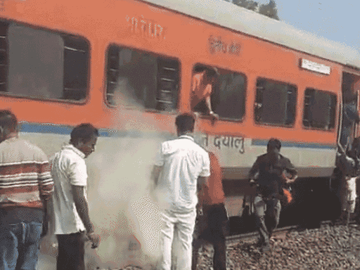 मध्य प्रदेश के रतलाम में लोनी-रीठा स्टेशन राजस्थान के कोटा रेल डिवीजन के अधिकार क्षेत्र में आता है। तस्वीर में रेलवे स्टाफ को सुरक्षा उपकरणों के साथ चेकिंग करते देखा जा सकता है.