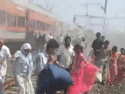 ट्रेन के जनरल कोच के पहियों से अचानक धुआं निकलने लगा।