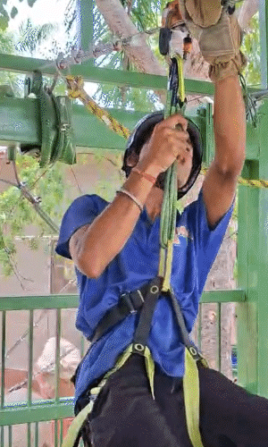 राइडर्स की पूरी सुरक्षा का ध्यान रखते हुए और सेफ्टी बेल्ट बांधकर ही रवाना किया जाता है।