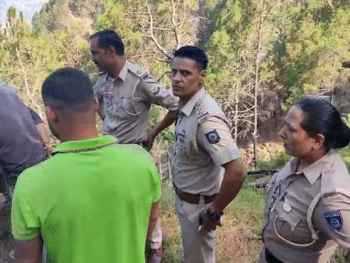 चंबा के मसरूंड में खाई से सड़क तक पहुंचाए गए शव।
