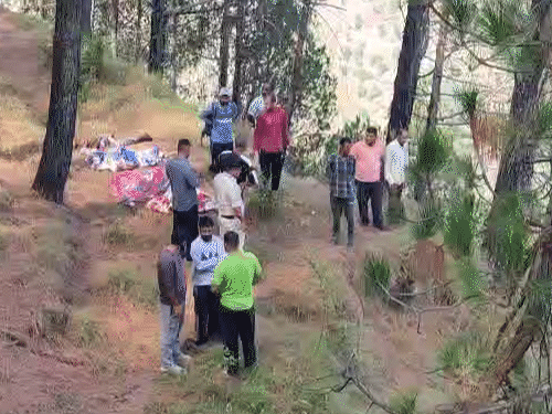 चंबा के मसरूंड में खाई से सड़क तक पहुंचाए गए शव।