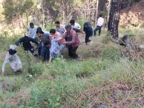 मसरूंड हादसे में मृतकों के शव निकालते हुए स्थानीय लोग।