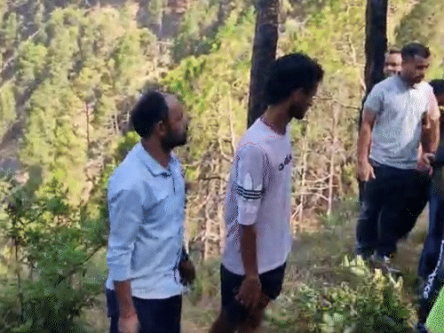 मसरूंड हादसे के मृतकों के शव निकालते हुए स्थानीय लोग।