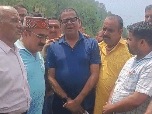 आदित्य शर्मा के पिता राजेश शर्मा को सांत्वना देते हुए रिश्तेदार।