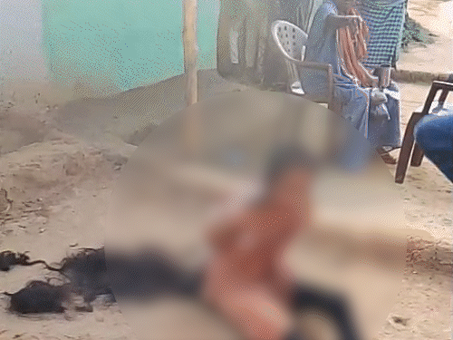 चरित्र शक में पति ने पत्नी को लात से मारा