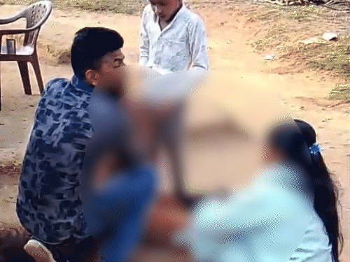 पति ने पत्नी को बच्चे का पेशाब पिलाया