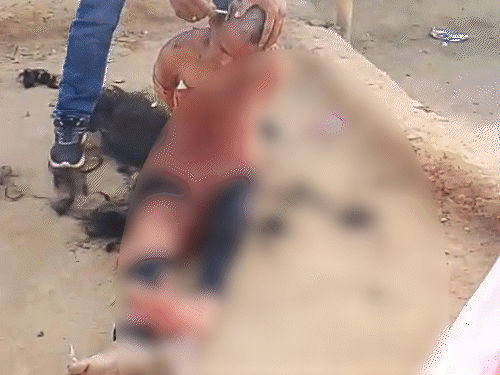 पति ने पत्नी के बाल काटने के बाद रेजर से उसका सिर मुंडवा दिया।