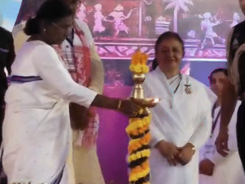 दीप प्रज्ज्वलित कर महासम्मेलन का शुभारंभ किया।