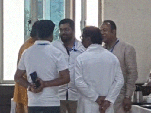 वोट डालने के बाद सीएम हेमंत सोरेन बूथ परिसर में बने चाय काउंटर पर पहुंचे. वहां पहले से ही बीजेपी विधायक नवीन जयसवाल और राज सिन्हा मौजूद थे. इस दौरान तीनों नेताओं ने हल्के-फुल्के माहौल में कुछ देर तक बातचीत की.