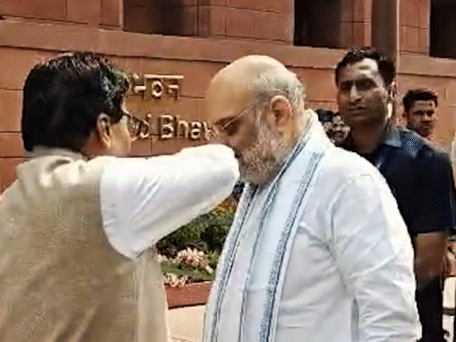 राजभर म्हणाले- अखिलेशनाही माहिती आहे की खासदार पक्ष सोडताहेत: म्हणून म्हणाले - जो कमजोर असेल, तो जाईल; पावसाळी अधिवेशनापूर्वी फूट पडेल सोशल मीडियावर रामगोपाल यादव आणि अमित शाह यांचे फुटेज व्हायरल झाले आहे. यात रामगोपाल एक पत्र देताना दिसले.